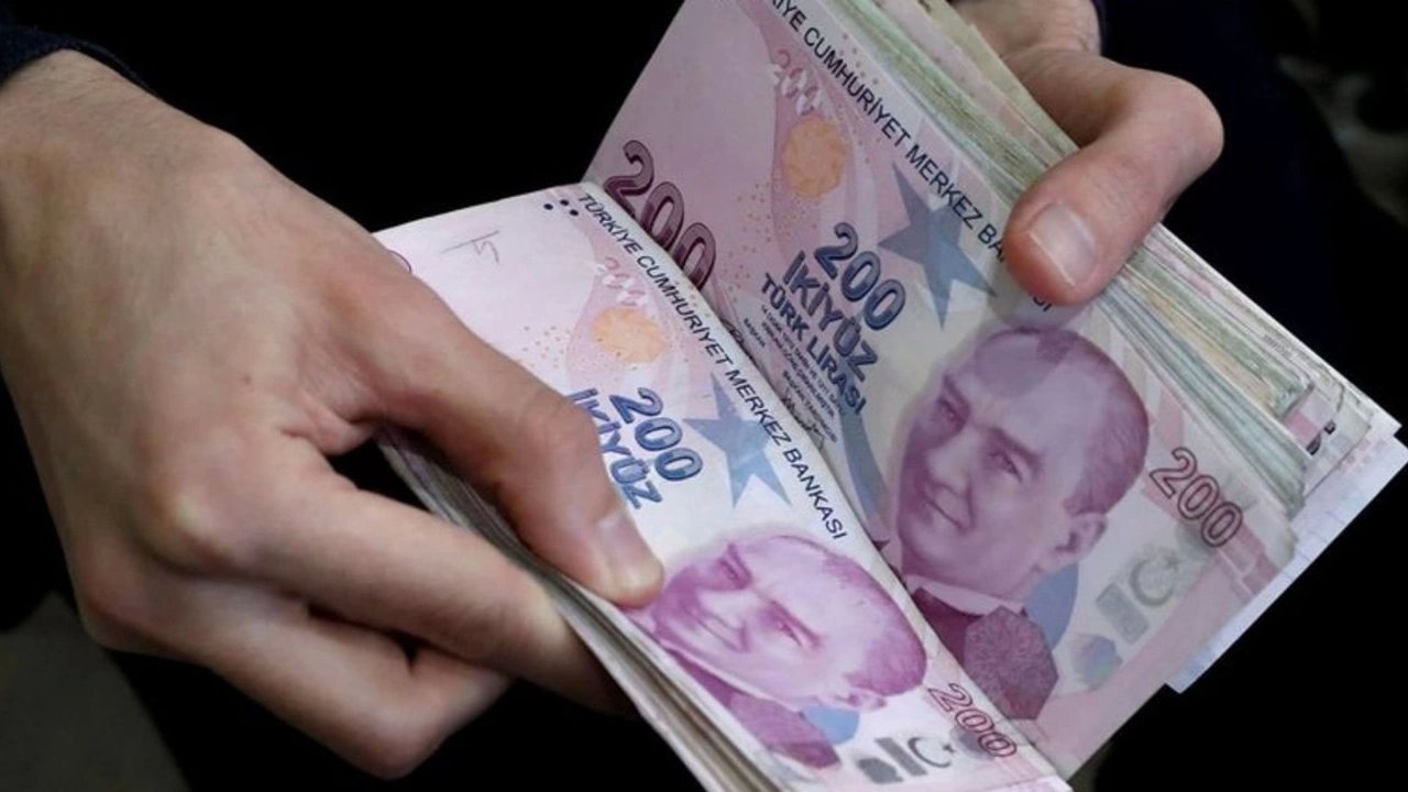 Masadaki rakam kesinleşti! İşte emekliye verilecek bayram ikramiyesi
