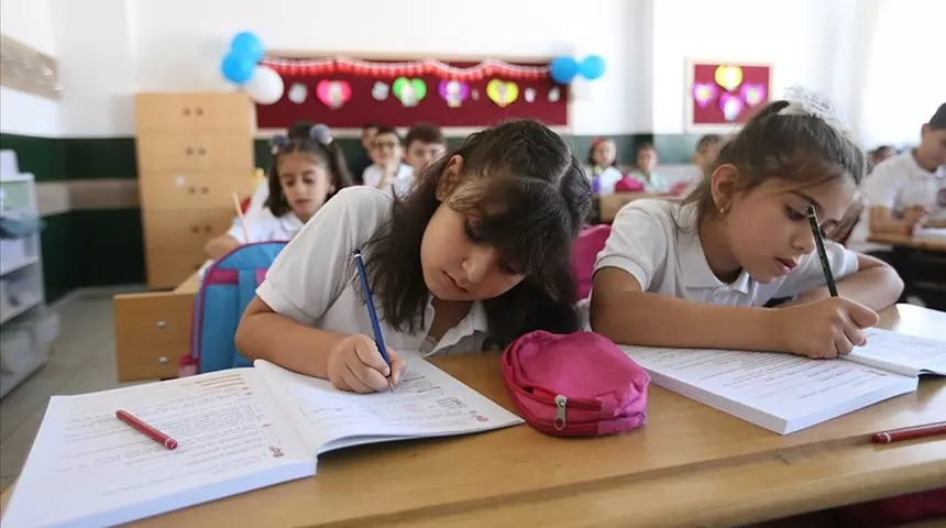 MEB Takvimi Netleşti: Mart Ayında Tatiller Çakıştı!
